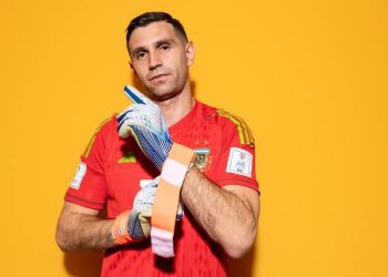 Bayern Muenchen Buru Jasa Emiliano Martinez
