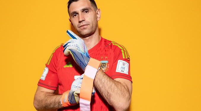 Bayern Muenchen Buru Jasa Emiliano Martinez