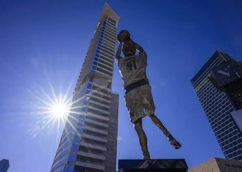 Patung Dirk Nowitzki Berdiri Kokoh di Dallas