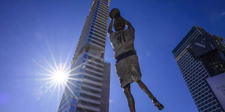 Patung Dirk Nowitzki Berdiri Kokoh di Dallas