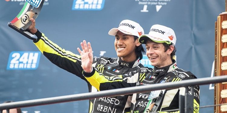 Bareng Valentino Rossi, Sean Gelael Naik Podium di Balapan 24H Dubai 2023