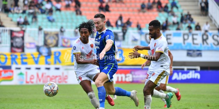 Rekor Unbeaten Persib Terhenti, PSM Makassar Naik ke Puncak Klasemen