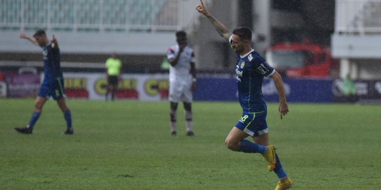 Marc Klok Bawa Persib Bandung Kalahkan Arema FC