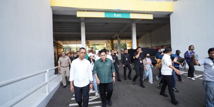 Erick Thohir Prihatin Melihat Kondisi Rumput SUGBK