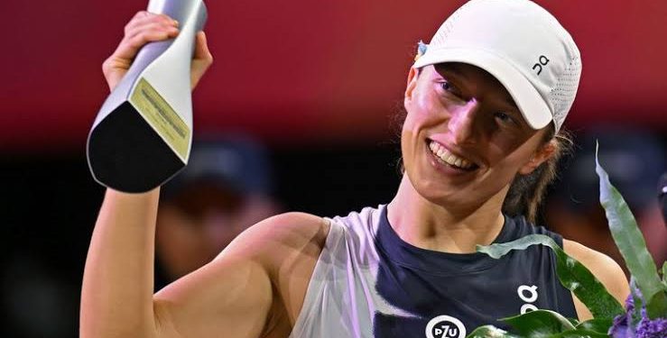 Kalahkan Aryna Sabalenka, Iga Swiatek Juara Stuttgart Open 2023