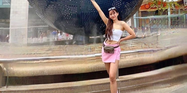 Pose Yolla Yuliana Berlibur di Singapura Bikin Warganet Salfok!