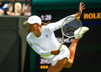 Iga Swiatek Pamerkan Aksi Memukau di Wimbledon