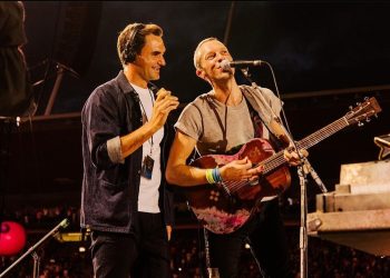 Aksi Panggung Roger Federer di Konser Coldplay