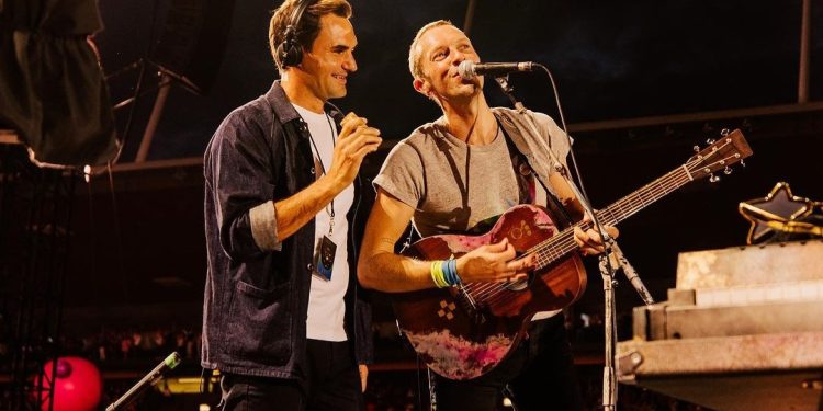 Aksi Panggung Roger Federer di Konser Coldplay