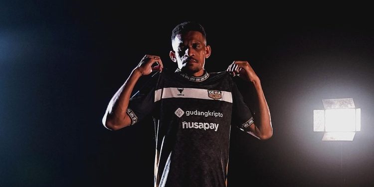 Ricky Kambuaya Resmi Berjubah Dewa United