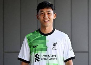 Kapten Timnas Jepang Resmi Berjubah Liverpool