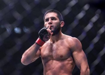 Islam Makhachev Hentikan Perlawanan Volkanovski di UFC 294