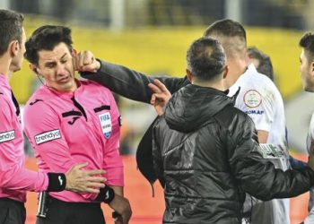 Wasit Halil Umut Meler, menjadi korban pemukulan di Liga Turki [The Guardian/ Getty Images]