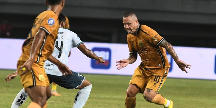 Pemain Bhayangkara FC Radja Nainggolan [Fakhri Hermansyah/ANTARA FOTO]