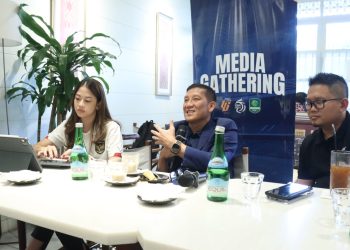 Direktur Utama PT LIB Ferry Paulus (tengah) dan Asep Saputra Direktur Operasional (kanan) (Dok: Sportsarena)