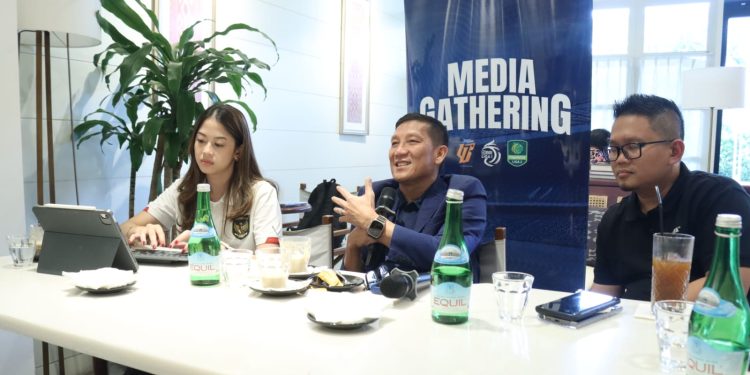 Direktur Utama PT LIB Ferry Paulus (tengah) dan Asep Saputra Direktur Operasional (kanan) (Dok: Sportsarena)