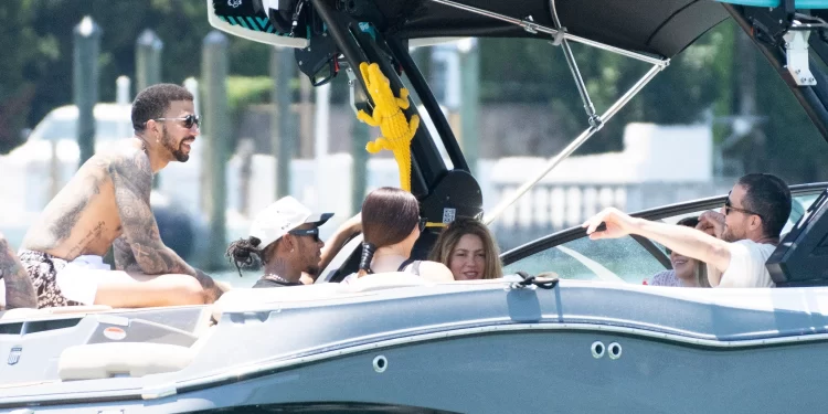 Kisah Cinta Segitiga Lewis Hamilton, Shakira dan Juliana Nalu Berlanjut?