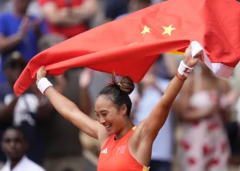 Kalahkan Elena Rybakina, Zheng Qinwen Jaga Asa ke Semifinal WTA Finals