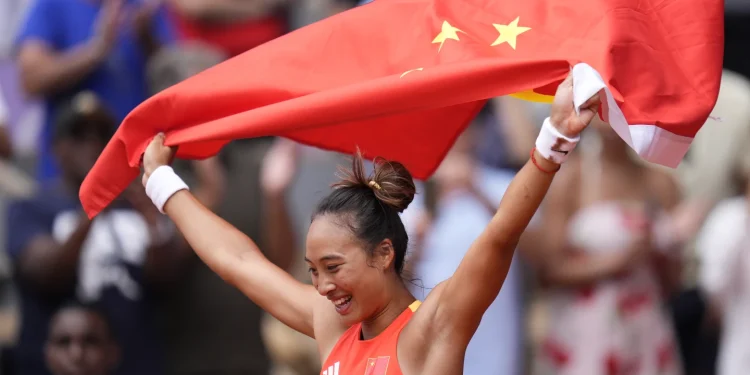 Kalahkan Elena Rybakina, Zheng Qinwen Jaga Asa ke Semifinal WTA Finals