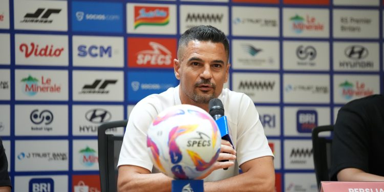 Pelatih Persija Carlos Pena