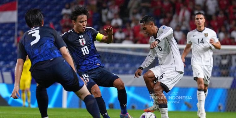 Pemain Timnas Indonesia, Beckham Putra (kanan) saat berduel dengan Takefusa Kubo