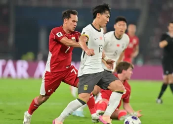 Pemain Timnas Indonesia Egy Maulana Vikri (kiri) sedang berebut bola dengan pilar China.