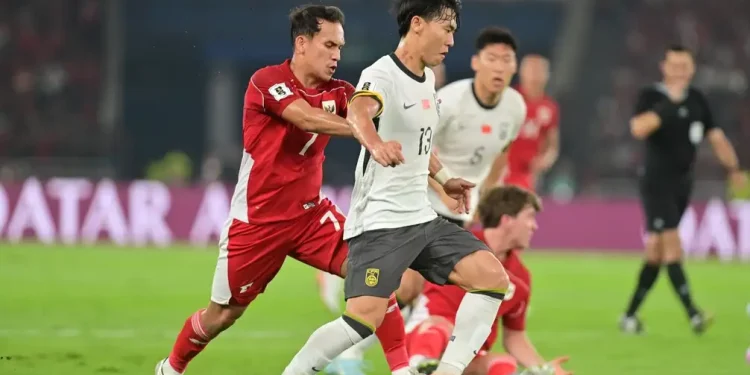 Pemain Timnas Indonesia Egy Maulana Vikri (kiri) sedang berebut bola dengan pilar China.