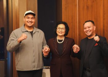 Menpora Dito Ariotedjo (kiri) bersama Presiden BWF Khunying Patama Leeswadtrakul (tengah)