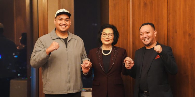 Menpora Dito Ariotedjo (kiri) bersama Presiden BWF Khunying Patama Leeswadtrakul (tengah)