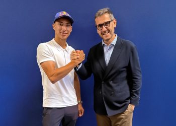 Pembalap Pramac Yamaha, Toprak Razgatlioglu (kiri)