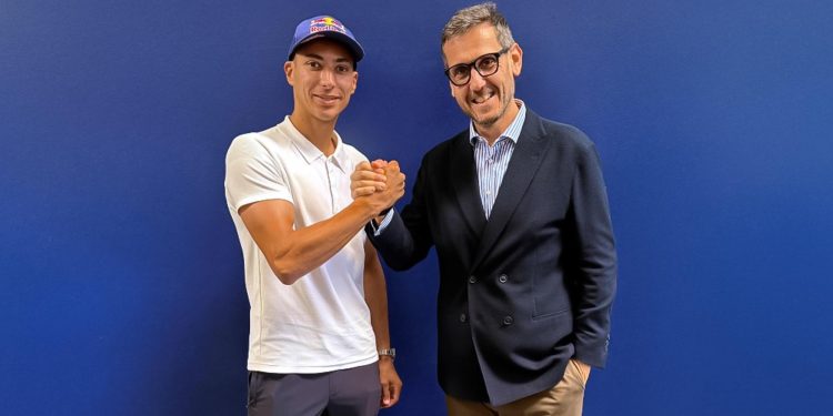 Pembalap Pramac Yamaha, Toprak Razgatlioglu (kiri)