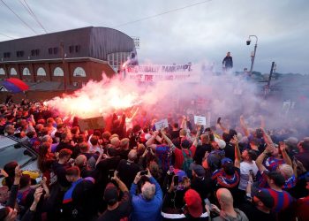 Suporter Crystal Palace melakukan demo usai UEFA mendepak tim kesayangan mereka dari Liga Europa musim depan
