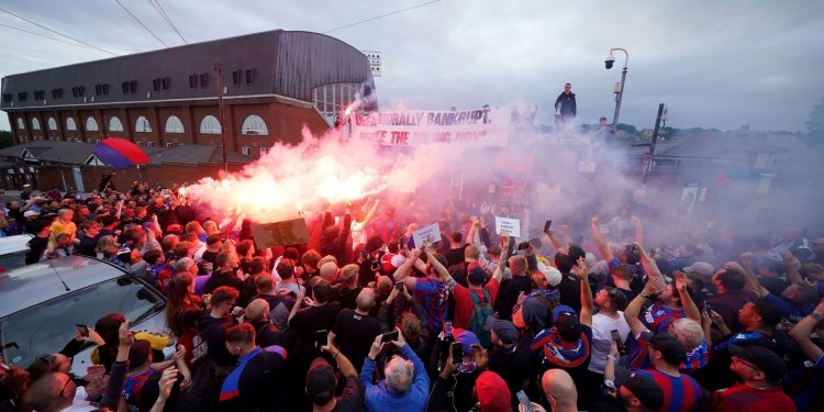 Suporter Crystal Palace melakukan demo usai UEFA mendepak tim kesayangan mereka dari Liga Europa musim depan