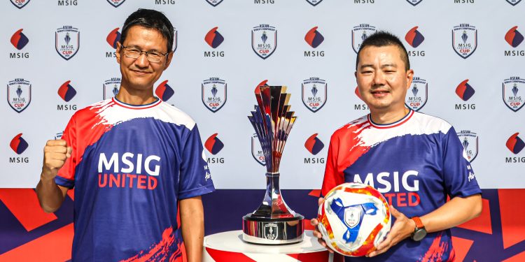 Tomoyuki Monden, Wakil Presiden Direktur MSIG Life (kiri), dan Bernard Wanandi, Wakil Presiden Direktur MSIG Indonesia, berfoto bersama trofi MSIG Serenity Cup yang sedang singgah di Jakarta