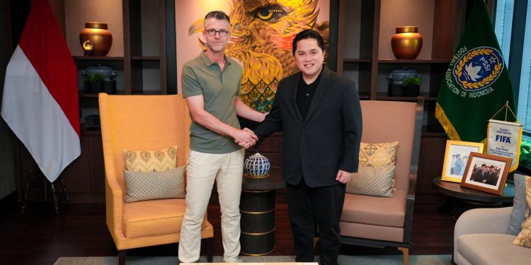 Pelatih Timnas Indonesia U-20 Frank van Kempen dan Ketua Umum PSSI Erick Thohir