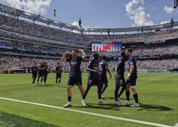 Selebrasi pemain PSG, Khvicha Kvaratskhelia usai Fabian Ruiz