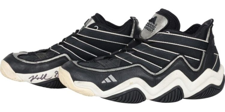 Sepatu Debut Kobe Bryant di NBA Terjual Rp3,9 Miliar