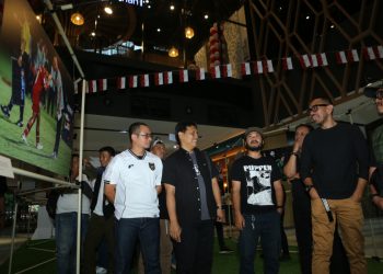 Anggota Exco PSSI, Arya Sinulingga melihat pameran 90’ & BEYOND