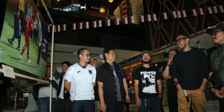 Anggota Exco PSSI, Arya Sinulingga melihat pameran 90’ & BEYOND