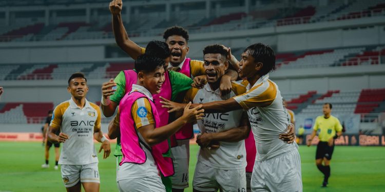 Para pemain Dewa United Banten FC melakukan selebrasi