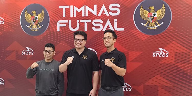 Ketua FFI Michael Sianipar (tengah)