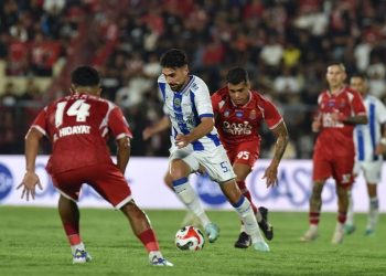 Pemain Persib, Frans Putros saat menghadapi pilar Persijap