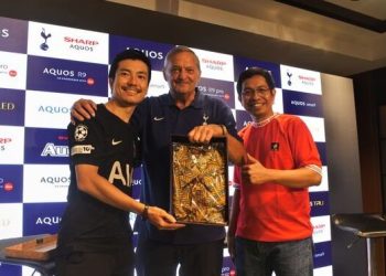 Legenda Tottenham Hotspur, Gary Mabbutt, saat menghadiri acara nobar yang digelar Sharp