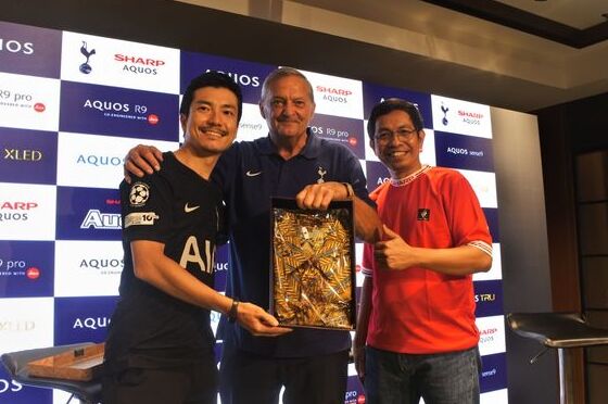 Legenda Tottenham Hotspur, Gary Mabbutt, saat menghadiri acara nobar yang digelar Sharp