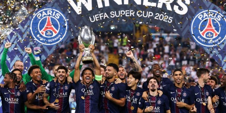 Para pemain PSG lakukan selebrasi usai juara Piala Super Eropa 2025