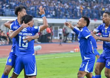 Para pemain Persib merayakan gol yang dicetak Febri Hariyadi saat melawan Semen Padang