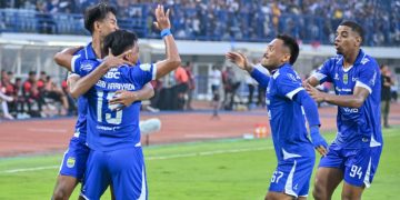 Para pemain Persib merayakan gol yang dicetak Febri Hariyadi saat melawan Semen Padang