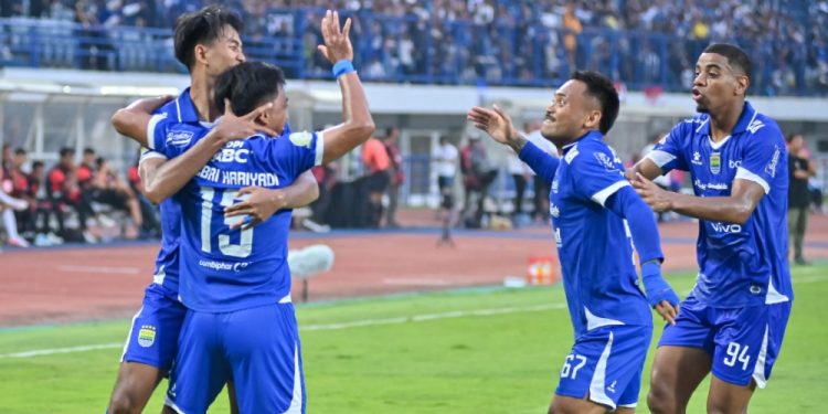 Para pemain Persib merayakan gol yang dicetak Febri Hariyadi saat melawan Semen Padang