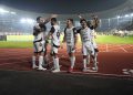 Para pemain Persija melakukan selebrasi usai mengalahkan Persis, 3-0 di Stadion Manahan, Sabtu (16/8)