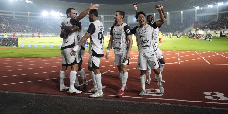 Para pemain Persija melakukan selebrasi usai mengalahkan Persis, 3-0 di Stadion Manahan, Sabtu (16/8)